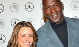  Fostul baschetbalist american Michael Jordan, în vârstă de 50 de ani, s-a căsătorit, sâmbătă, în Florida, cu iubita sa Yvette Prieto (35 de ani), pe care a cunoscut-o în 2008.