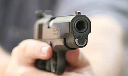 Oamenii legii urmează să stabilească dacă arma era deținută legal. Foto: arena.md