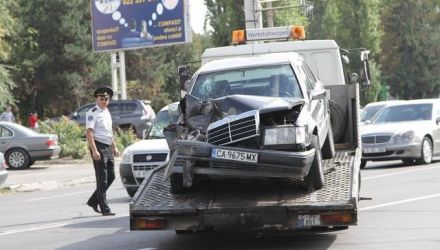 Poliţistul a lovit, ieri, trei maşini parcate şi a rănit o femeie de 60 de ani!