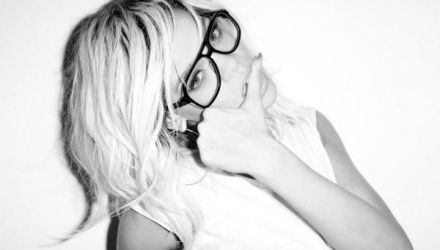 În noile fotografii, Riri se pipăie în zonele intime, se pişcă singură de posterior şi îşi linge în mod sugestiv degetele, notează revista Ciao