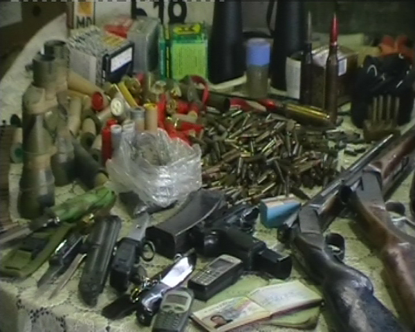 Arsenalul de arme şi muniţii era păstrat de către deținător ilegal.