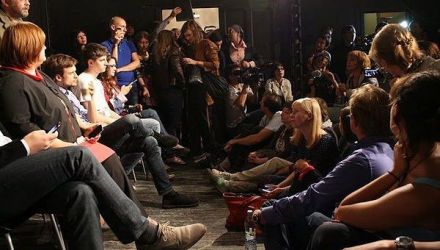 „Pocăiți-vă, păcătoșilor!”. Potrivit conducerii teatrului, sala i-a „stins” repede pe militanți.