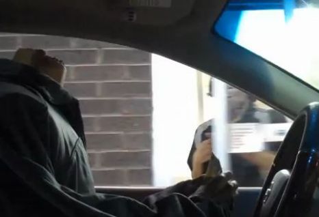Astfel el s-a echipat cu un mulaj de cauciuc care dădea impresia că nu ar avea cap şi a plecat să comande de mâncare.  