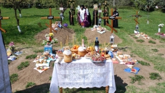 După Paştele Blajinilor, cimitirul de pe strada Doina s-a transformat într-o adevărată groapă de gunoi.