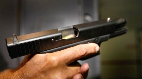 Un bărbat și-a împuşcat fosta iubită cu un pistol cu gloanţe de cauciuc chiar în dimineaţa de Paşti. 