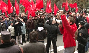 Totodată, o persoană a fost reţinută reţinută, fiind suspectată de agresarea unui colaborator de poliţie.