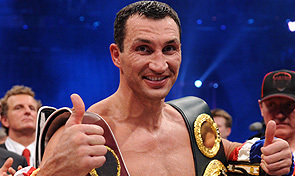 Украинский боксер-профессионал Владимир Кличко защитил титулы чемпиона мира по трем престижным версиям в супертяжелом весе.