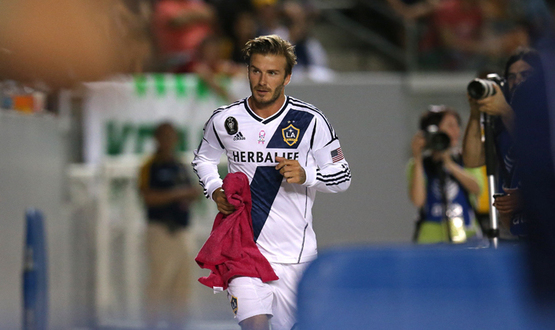 Fiul cel mare al fostului fotbalist David Beckham, a semnat un contract cu formaţia Queens Park Rangers.