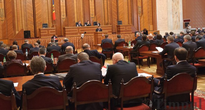 Unii experţii susţin că decizia ar putea avea un impact nefast asupra activităţii legislative. 