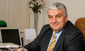 “Este o persoană care nu dă Doamne să ajungă la conducerea vreunei instituții, dânsul compromite imaginea curții cu declarații defăimătoare”, a menționat Urechean.