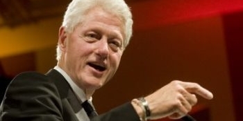   Epuizat de boală, Clinton ar fi implorat-o pe aceasta să nu-l părăsească înainte de moarte