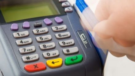 Specialiștii de la BNM afirmă că trecerea la plățile electronice va duce la diminuarea cheltuielilor agenților economici 