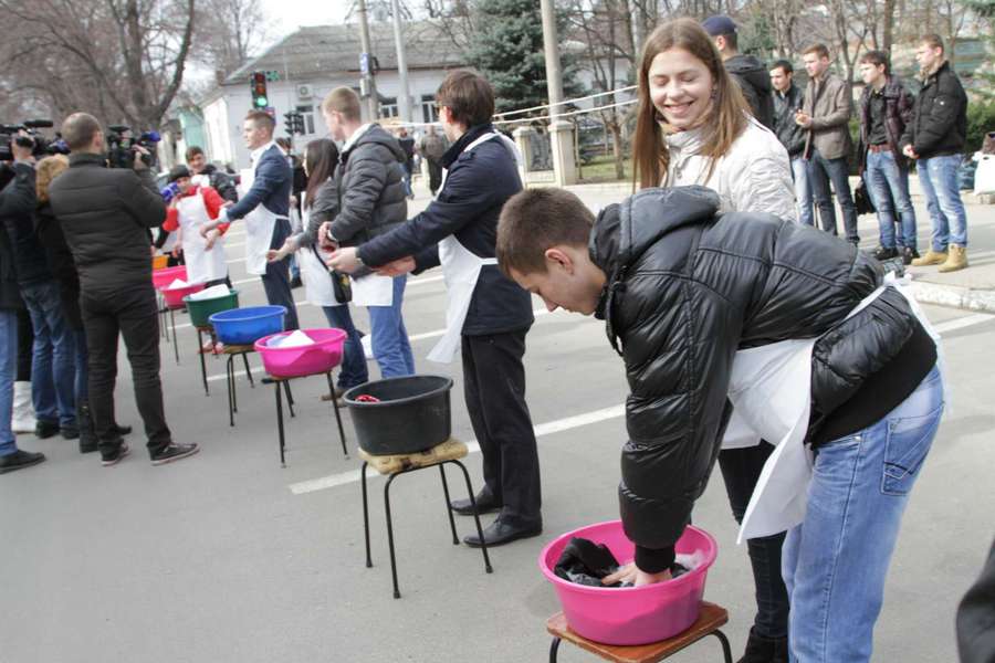Члены движения «Вместе за будущее» попытались отмыть «депутатов от неэффективности». Фото: jurnal.md