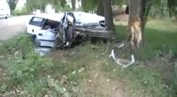 37-летний водитель, управлявший автомобилем Opel Astra на высокой скорости, не справился с управлением, съехал с трассы и врезался в дерево.