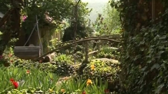 Turiştii pot beneficia de o masă tradiţională de Paşti şi de vinuri făcute de proprietar. 