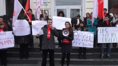 Câţiva zeci de pensionari, veterani şi membri ai Partidului Socialiştilor, împreună cu activişti din cadrul mişcării Garda Tânără, au protestat astăzi în centrul Capitalei. 