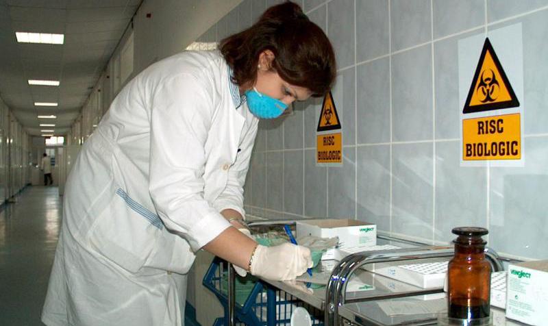 Virusurile gripale se transmit de la om la om pe cale aerogenă şi indirect prin obiectele contaminate
