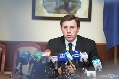 Экс-кандидат в генпримары считает, что Киртоакэ не заинтересован в строительстве дорог и благоустройстве города. Его волнуют лишь приносящие личную прибыль схемы.