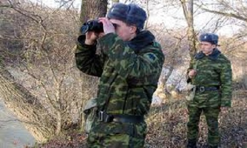 La locul reţinerii, inspectorii de frontieră au depistat un cuțit, două sacoşe în care se aflau opt cartuşe de calibrul 5,45
