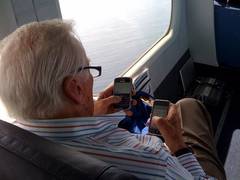 Pozitia corpului din momentele in care se folosesc smartphone-urile, tabletele si laptopurile provoaca dureri de spate si de gat, care se pot agrava pe termen lung