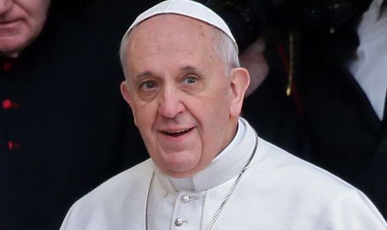Noul Papă Francisc, la scurt timp după alegerea de miercuri, a glumit către cardinali spunându-le "Dumnezeu să vă ierte", a povestit joi purtătorul de cuvânt al Vaticanului.