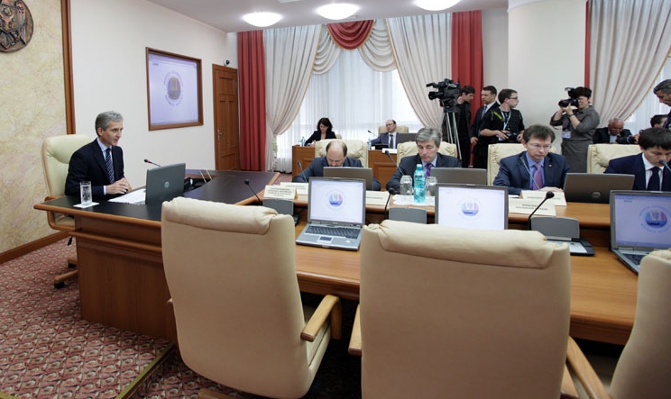 Депутатам парламента раздали документы с программой правительства Юрия Лянкэ.