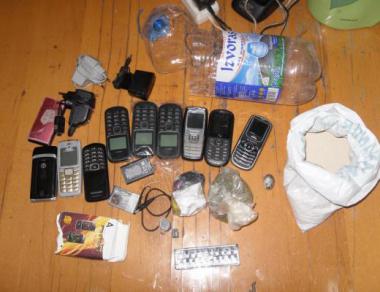 Printre obiectele ilicite depistate sunt 3 pungi de polietilenă şi un pachet de hîrtie