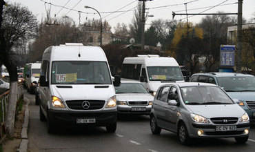 В погоне за лишним леем водители столичных маршруток не замечают светофоров, превышают скорость и часто останавливаются там, где это запрещено.