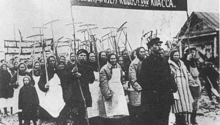 După plecarea trenurilor spre Siberia, în iulie 1949, activiştii sovietici, de la cei săteşti până la înalţi secretari de partid şi miniştri s-au năpustit ca fiarele peste averile rămase ale deportaţilor. Foto: ziar.jurnal.md