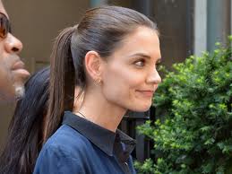 Katie Holmes a zâmbit la prima apariţie publică după ce i-a intentat divorţ lui Tom Cruise. Foto: wday.ru