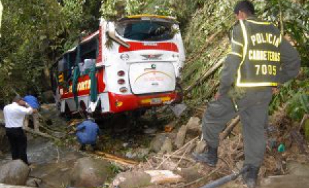 Echipele de salvare au depus eforturi pentru scoaterea victimelor prinse între fiarele contorsionate. 