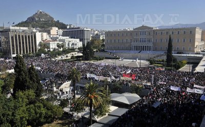 Grecii se tem că ţara ar putea ajunge ca România lui Ceauşescu la începutul anilor '90 (Imagine: Mediafax Foto/AFP)