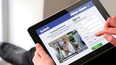 Reţeaua de socializare Facebook.com a fost lansată în anul 2004 de către Mark Zuckerberg.
