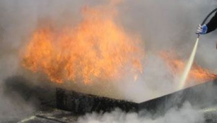 Cel mai probabil, incendiul a izbucnit din cauza unor lucrări de reparaţie, care se efectuau pe o clădire alăturată. 