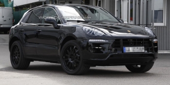  La SUV-ul de lux se remarcă și sistemul de evacuare dublă, aripile proeminente și spoiler-ul montat deasupra lunetei. 