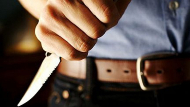 Oamenii legii au stabilit că victima a decedat, după ce a fost înjunghiatăde două ori cu cuţitul în regiunea toracică.