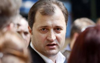 Premierul Vlad Filat va avea luni o discuţie telefonică cu omologul său de la Moscova, Dmitri Medvedev