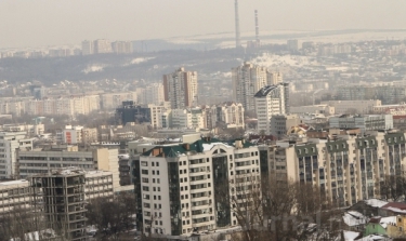 Preţurile la apartamente pe piaţa secundară din capitală se menţin a cincea lună consecutiv la nivelul de 590 de euro pentru un metru pătrat.