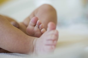Un bebelus de nici jumătate de an a murit înecat cu lapte, intrucât mama sa l-a alăptat și nu l-ar fi culcat corect. 