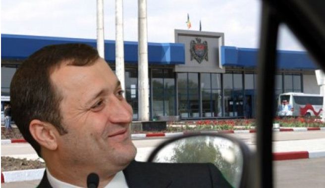 Также Филат посоветовал таможенной службе быть готовой к зимним праздникам, когда многие граждане Молдовы приезжают домой.