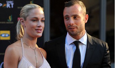 Poliţiştii au trei ipoteze, conform City Press: Pistorius şi-ar fi agresat iubita cu bâta, Reeva ar fi utilizat-o pentru a se apăra sau sportivul s-a folosit de bâtă pentru a sparge uşa de la baia în care tânăra s-a refugiat.