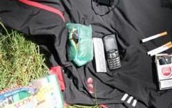В машине были обнаружены мобильный телефон с зарядным устройством и пакет с наркотиками.