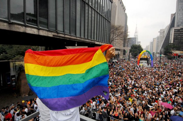 Trei milioane şi jumătate de oameni au participat la cea mai mare paradă gay din istorie, organizată în Sao Paulo.