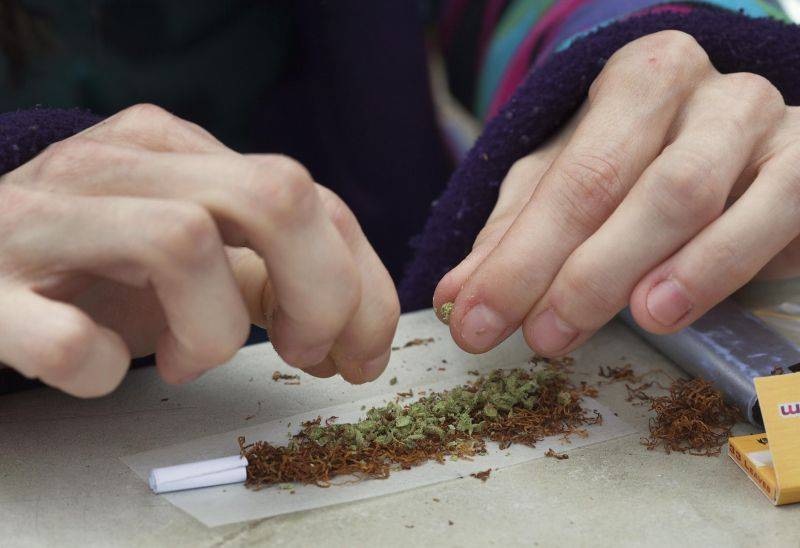 Numărul tinerilor şi adolescenţilor consumatori de alcool şi droguri este în creştere în Republica Moldova. 