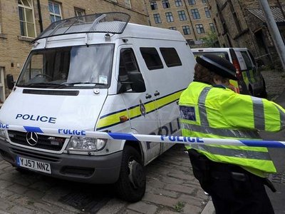 Zeci de români, evacuaţi de către poliţia britanică dintr-o zonă londoneză (Imagine: Arhiva Mediafax Foto)