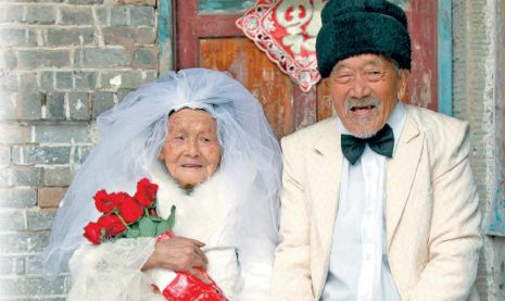 Mai comod, ginerele, Wu Sognshi, de 103 ani, a avut timp să tragă şi un pui de somn până când fotograful a putut să le facă prima fotografie