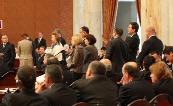 Pentru a propune motiunea de cenzura Dodon are nevoie de semnaturile a 15 deputati