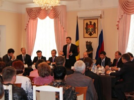 Vlad Filat s-a întîlnit aseară la Moscova cu diaspora moldovenească