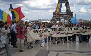 „Marcând Independența nu trebuie să uităm că avem probleme", susține unul dintre moldovenii din Paris. Evenimentul a fost organizat de Consiliul Coordonator 