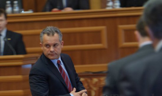 Deputaţii liberal-democraţi au inclus pe ordinea de zi a şedinţei Parlamentului, cu sprijinul colegilor din PCRM, un proiect de hotărâre cu privire la acordarea votului de neîncredere prim-vicepreşedintelui legislativului, Vlad Plahotniuc.